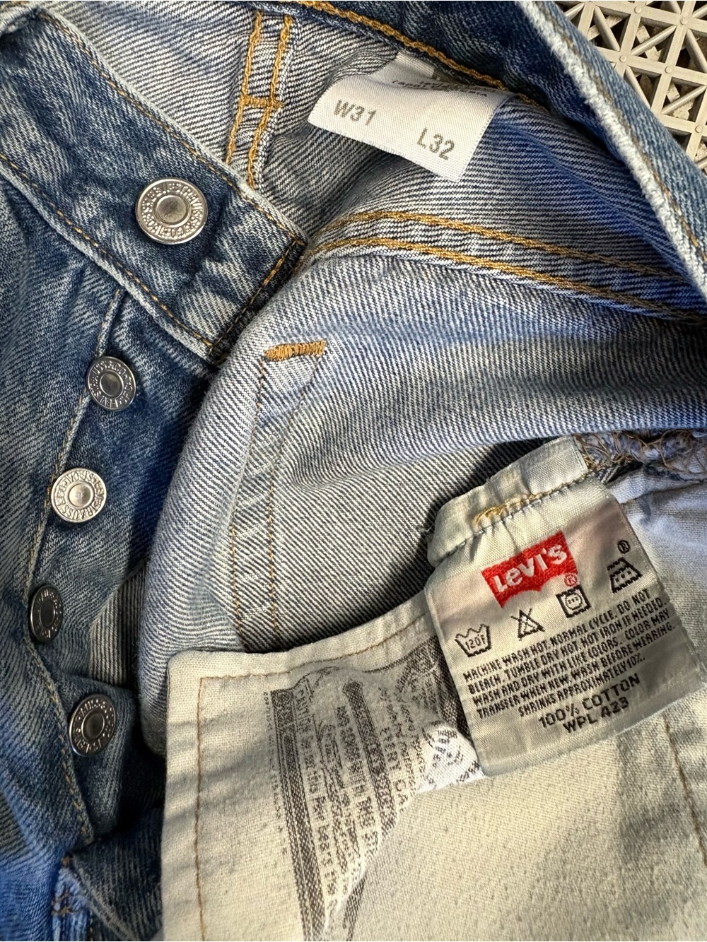 Vintage Levi’s 501 Medium Wash Button-Fly Blue Jeans - Y2K - Picture 5 of 12